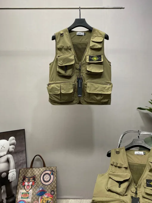 Luxuriöses Kurzarmhemd von Stone Island aus der atmungsaktiven Kollektion in Khaki