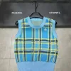 Hochwertige Weste von Vivienne Westwood, blaue Strick-Kollektion mit Stickerei