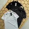 Hochwertiges Descente Kurzarm-Shirt im schwarzen Logo-Stil