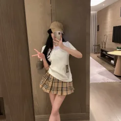 Hochwertiger Burberry-Stil mit kurzen Ärmeln und Stickerei