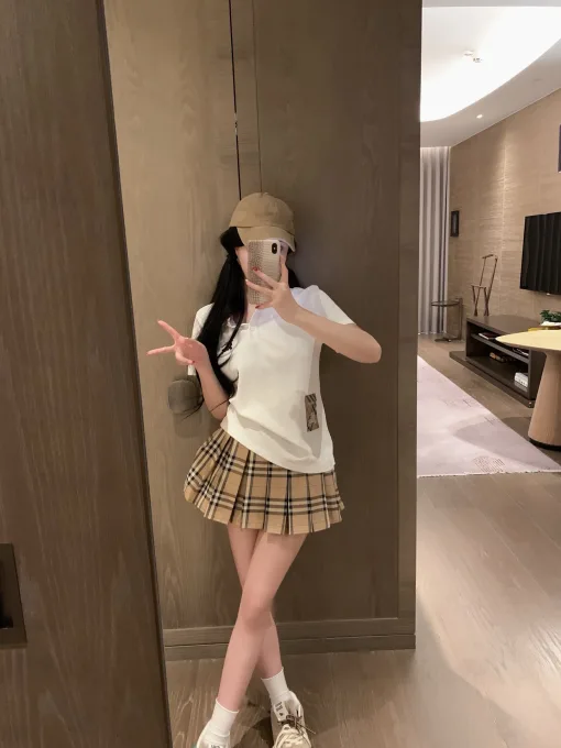 Hochwertiger Burberry-Stil mit kurzen Ärmeln und Stickerei