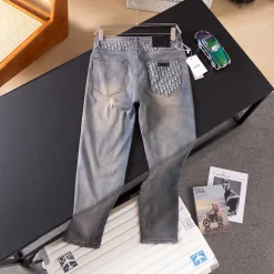 Hochwertige Dior Jeans Kollektion mit grauem Denim-Print