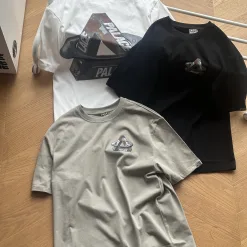 Hochwertiges Oakley-Kurzarmshirt aus schwarzer Baumwolle im Logo-Stil