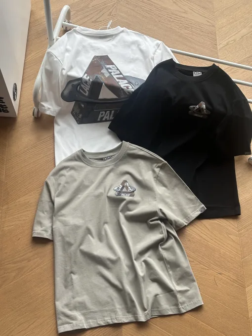 Hochwertiges Oakley-Kurzarmshirt aus schwarzer Baumwolle im Logo-Stil