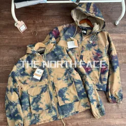 Hochwertige Jacken von The North Face im Stickstil