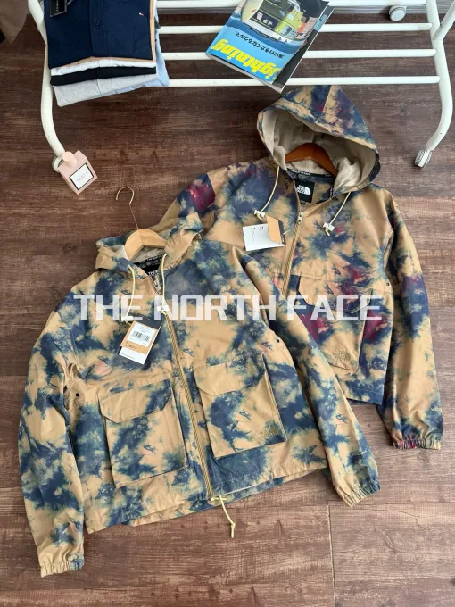 Hochwertige Jacken von The North Face im Stickstil