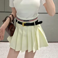 Luxuriöser kurzer Rock von Miu Miu im schwarzen Logo-Stil