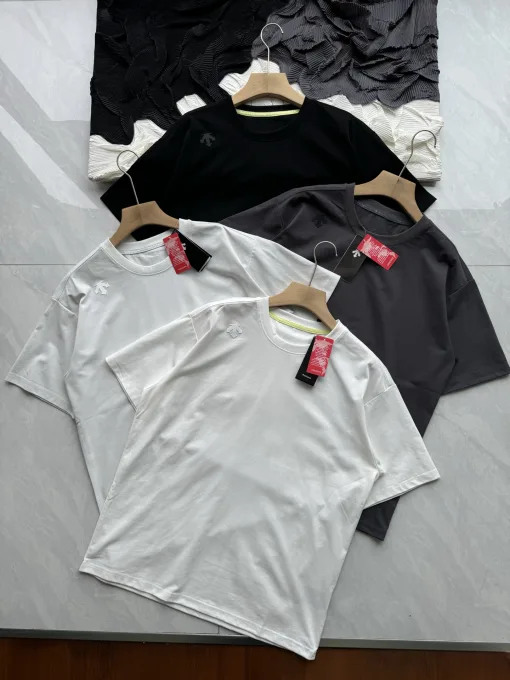Bestseller Descente Kurzarmhemd Schwarz Baumwolle Minimalistischer Stil