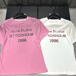 Bestseller: Acne Studios Kurzarm-Kollektion mit rosa Print