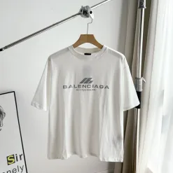 Hochwertiges Balenciaga Kurzarmhemd im weißen Logo-Stil