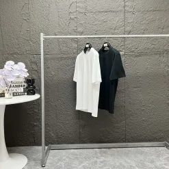Hochwertige Louis Vuitton Kurzarm-Monogramm-Kollektion aus schwarzer Baumwolle