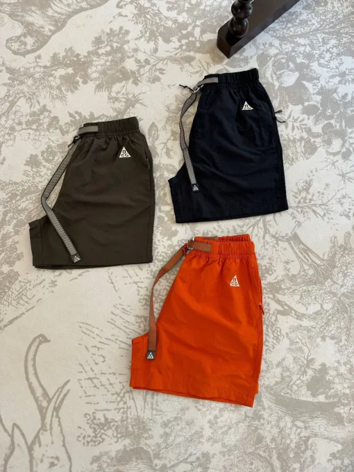 Hochwertige Nike Shorts im schwarzen Logo-Stil