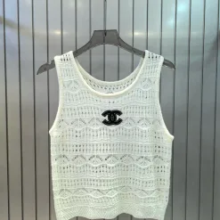 Hochwertige Chanel Weste aus weißer Strickstickerei-Kollektion