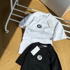 Hochwertige Lululemon Kurzarm Schwarz Leder Logo Luxus