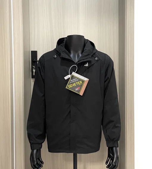 Hochwertiger Armani-Mantel in Schwarz