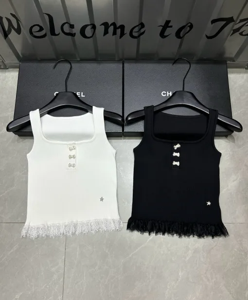 Hochwertige Chanel-Weste im weißen Strickstil