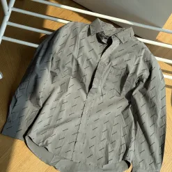 Hochwertige Balenciaga Langarm-Kollektion mit grauem Print