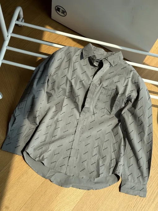 Hochwertige Balenciaga Langarm-Kollektion mit grauem Print