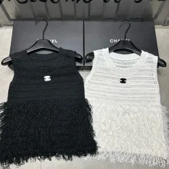 Hochwertige Chanel Weste im schwarzen Strickstil