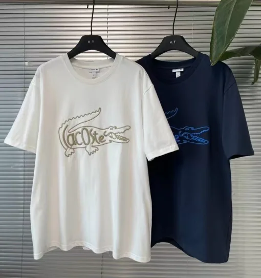 Premium Lacoste Kurzarmhemd im weißen Stickstil