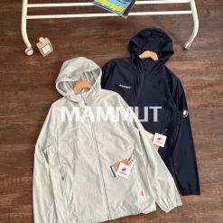 Luxuriöse Mammut Sonnenschutzkleidung im Navy Logo Style