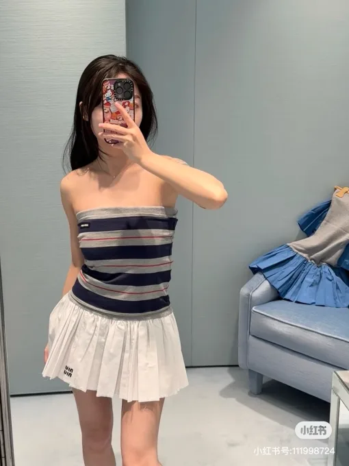 Hochwertiger Miu Miu Plisseerock mit Stickereien Kollektion