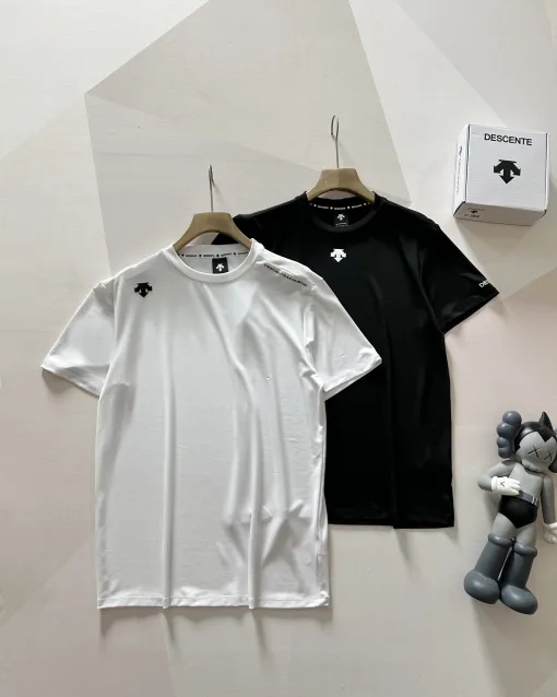 Luxuriöse Descente Kurzarm-Kollektion mit schwarzem Logo