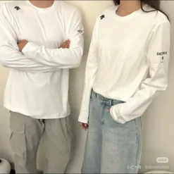 Hochwertiges Descente Langarmshirt im schwarzen Logo-Stil