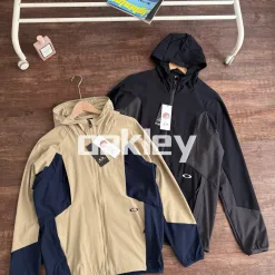 Hochwertige Oakley-Jacke in der Black Collection
