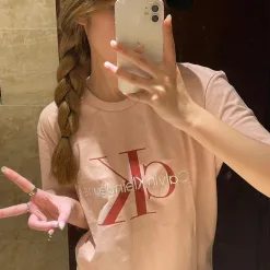 Luxuriöse Calvin Klein Kurzarm-Kollektion mit schwarzem Logo