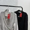 Hochwertige Helly Hansen Jacke im schwarzen Logo-Stil