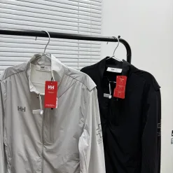 Hochwertige Helly Hansen Jacke im schwarzen Logo-Stil