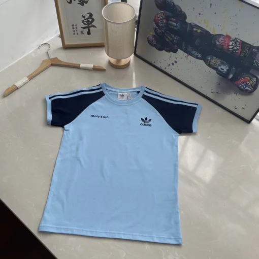 Bestseller: Adidas Kurzarm-T-Shirt im klassischen Stil