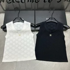 Hochwertige Chanel-Weste im weißen Strickstil