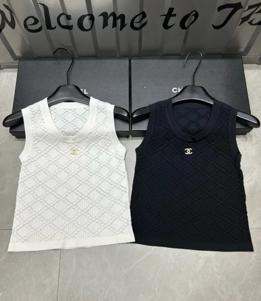 Hochwertige Chanel-Weste im weißen Strickstil