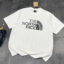 Luxuriöses Kurzarmhemd von The North Face aus der Classic Collection in Weiß