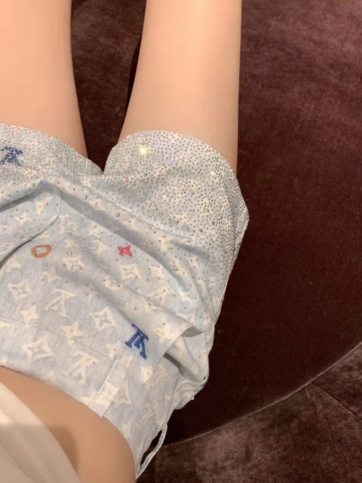 Hochwertige Louis Vuitton Shorts im Pink Denim Print Style