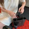 Hochwertige Alo-Kollektion mit kurzen Ärmeln und grauer Stickerei