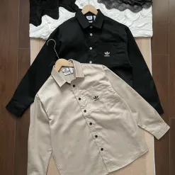 Hochwertiges Adidas Langarmshirt aus schwarzer Baumwolle mit Logo