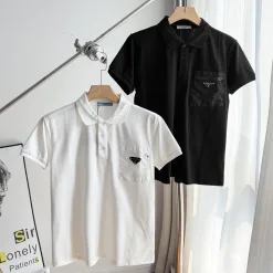 Hochwertige Prada T-Shirts im schwarzen Logo-Stil