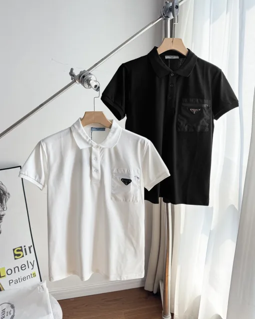 Hochwertige Prada T-Shirts im schwarzen Logo-Stil