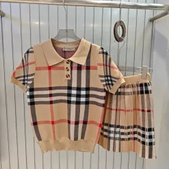 Hochwertiger Burberry-Strick im klassischen Stil mit kurzen Ärmeln