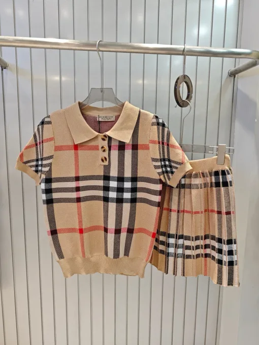 Hochwertiger Burberry-Strick im klassischen Stil mit kurzen Ärmeln