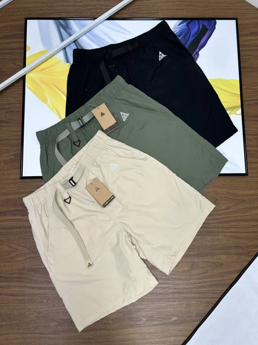 Hochwertige Nike Shorts aus schwarzem Nylon mit Stickerei