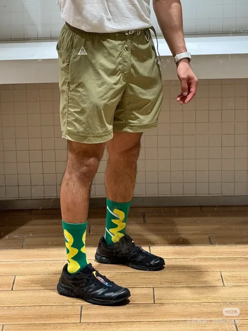 Hochwertige Nike-Shorts aus schwarzem Nylon mit Stickerei