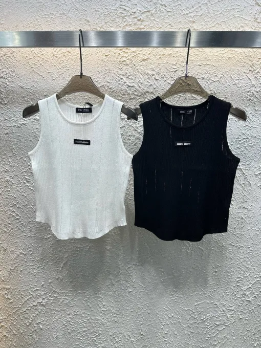 Luxuriöse Miu Miu Weste im weißen Strick-Logo-Stil
