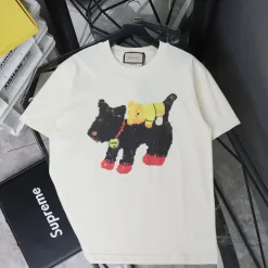 Hochwertige Gucci Kurzarm-Kollektion in Beige mit Print