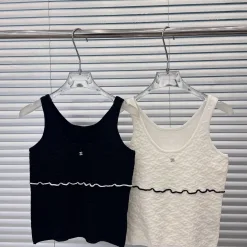Hochwertige Chanel Weste im schwarzen Strickstil