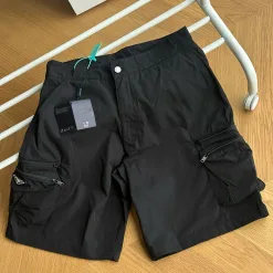 Luxuriöse Prada Shorts aus Nylon im Logo-Stil