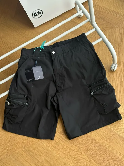 Luxuriöse Prada Shorts aus Nylon im Logo-Stil